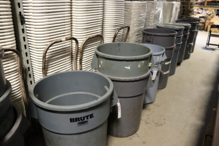 5) Rubbermaid 32-Gallon Trash Cans - Roller Auctions