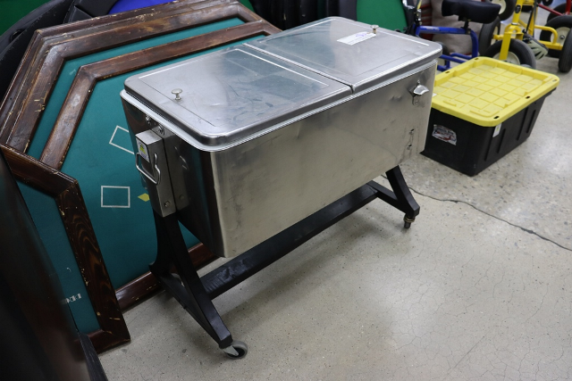 Sold at Auction: rubbermaid cooler on wheels 50 quart