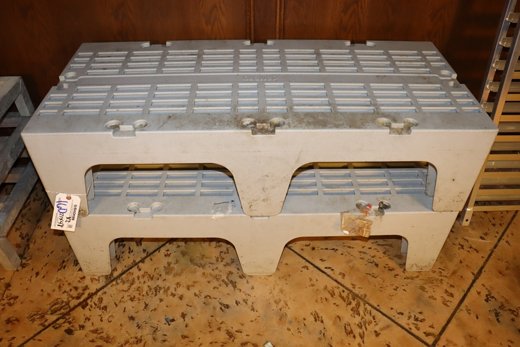 Regency 18 x 30 Stainless Steel Underbar Ice Bin with Sliding Lid and  Bottle Holders - 98